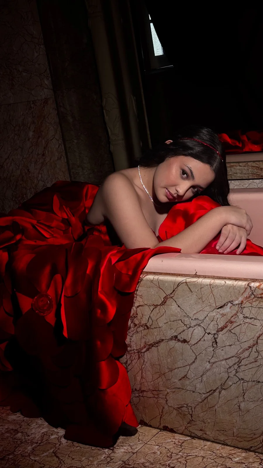 Retrato de debutante em vestido vermelho com maquiagem de olhos definida
